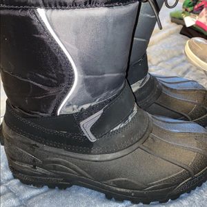 Boys size 7 snow boots
